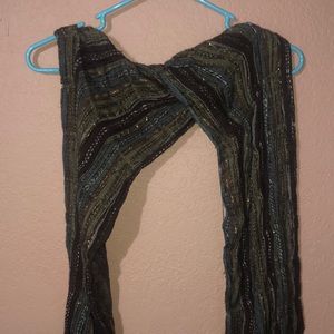 Women’s scarf with fringe bottom